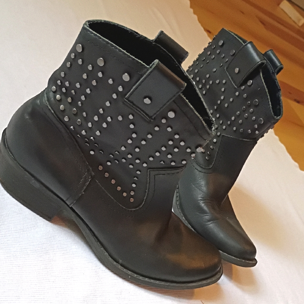 Dingo Black Studded Ankle Booties